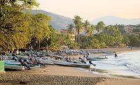 Pescadores con sus pangas en la Playa del Puerto - Zihuatanejo