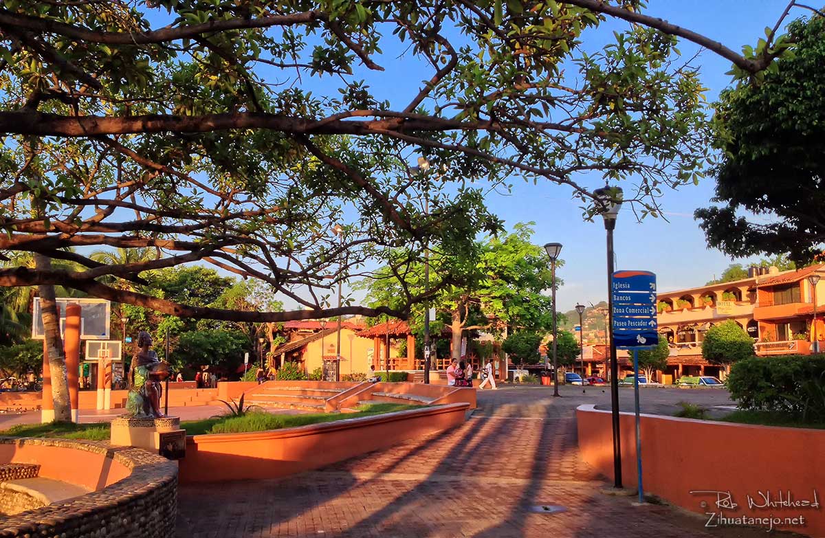Sunrise at the z&oacute;calo, Zihuatanejo