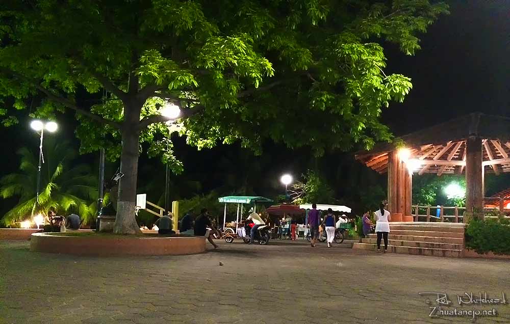 Z&oacute;calo at night, Zihuatanejo