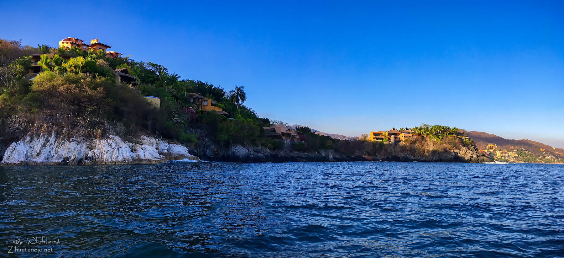 El Almac&eacute;n coast, Zihuatanejo Bay